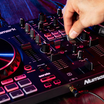 Numark - MIXTRACK PLATINUM, Contrôleur 4 voies + 16 pads + carte son + écrans