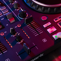 Numark - MIXTRACK PLATINUM, Contrôleur 4 voies + 16 pads + carte son + écrans